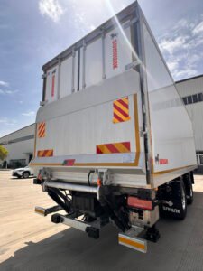 Heavy-Duty Logistics Solution: Refrigerated Truck with Integrated CADRO-Style Hydraulic Loading Platform