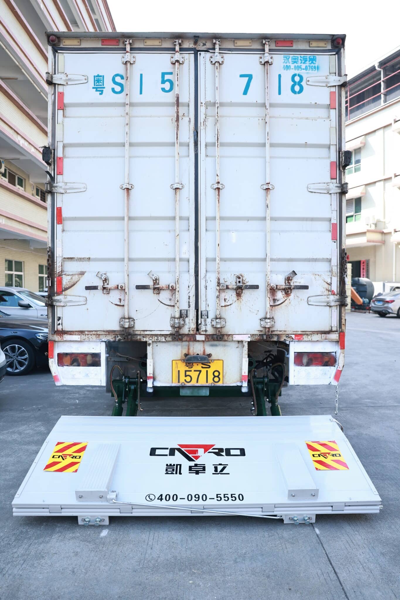 Step-by-step visual guide covering the seven critical installation stages for a hydraulic tail lift, from chassis compatibility verification through final commissioning